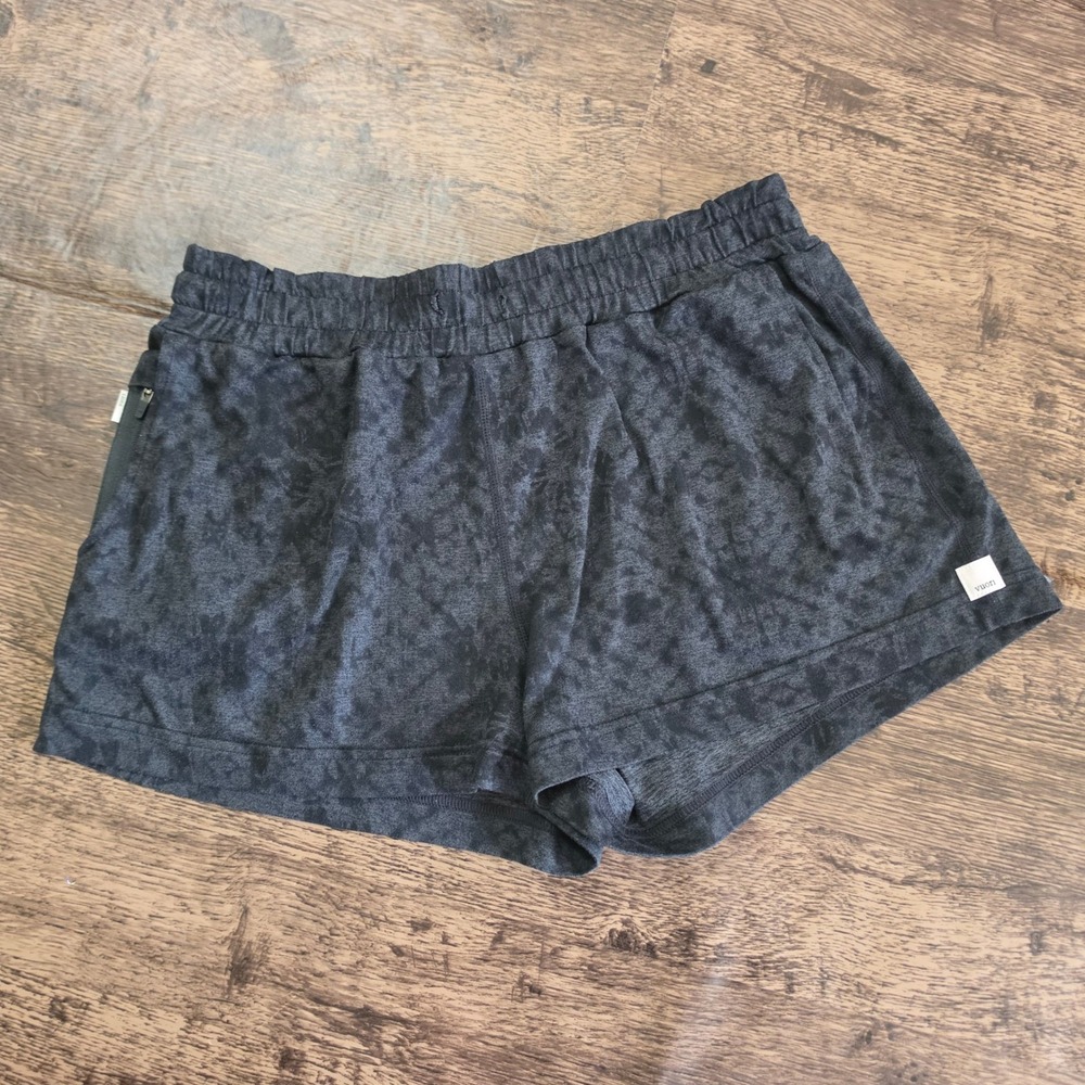 VUORI Performance Shorts Medium Grey Camo Cloud Wash Elastic Waist Zip Pocket